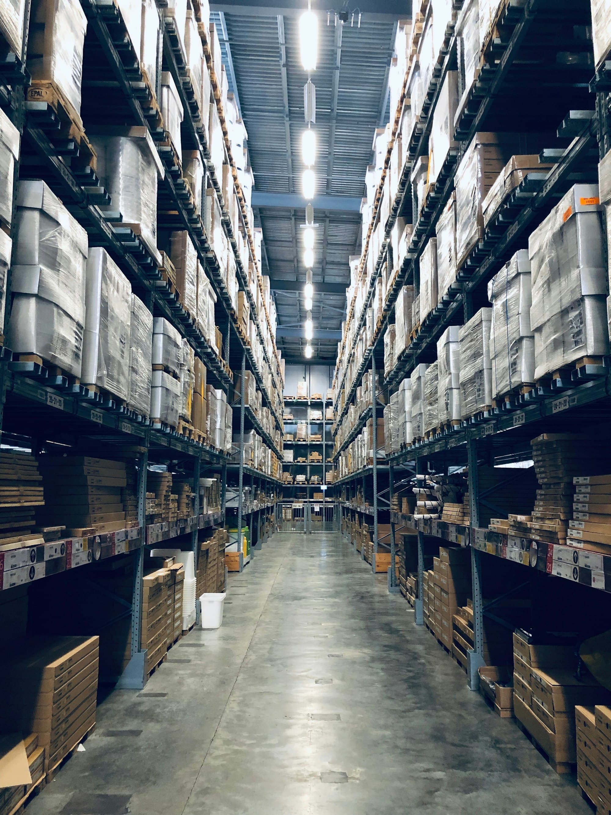 Industrijski magacin spreman za logistiku